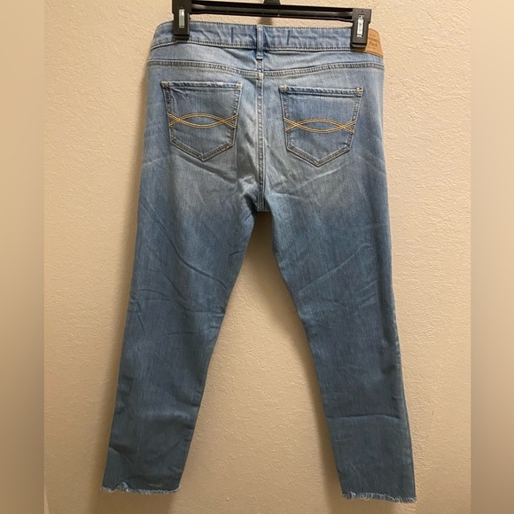 Abercrombie & Fitch Low Rise Light Wash Skinny Jean - Picture 6 of 10